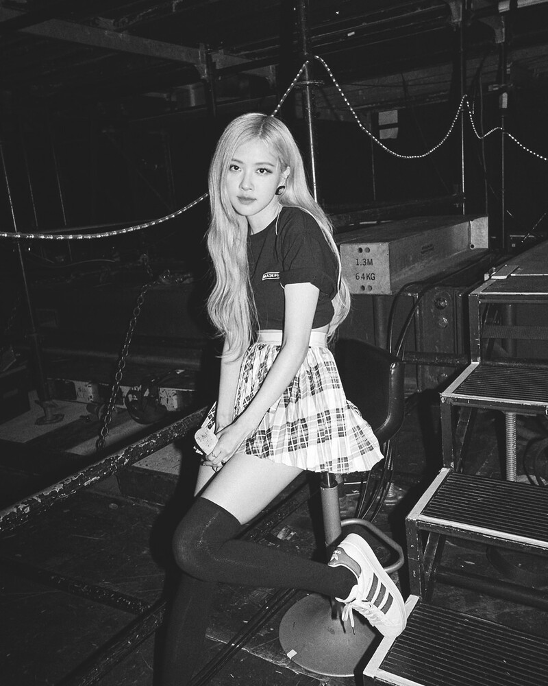 ROSÉ instagram update with LISA documents 3