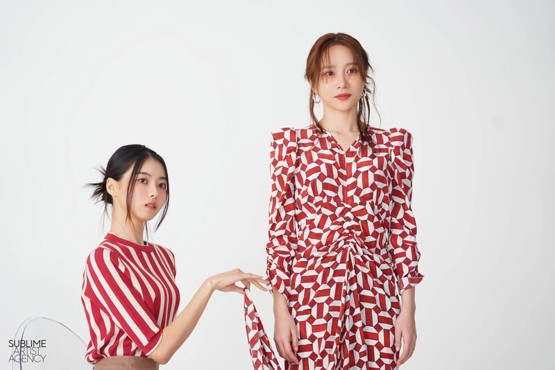 210401 SAA Naver Post - Nayoung & Hani's 1st Look Magazine Photoshoot Behind documents 21