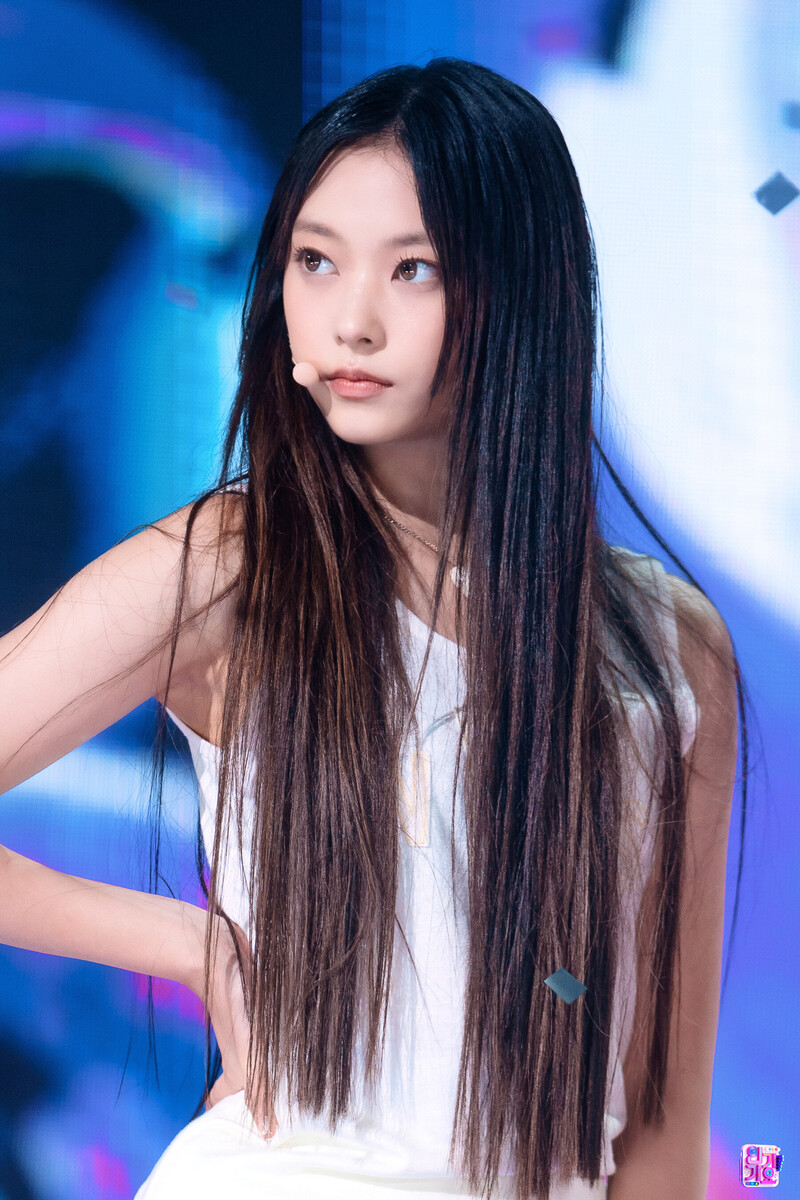 220814 NewJeans Haerin - 'Attention' at Inkigayo documents 19