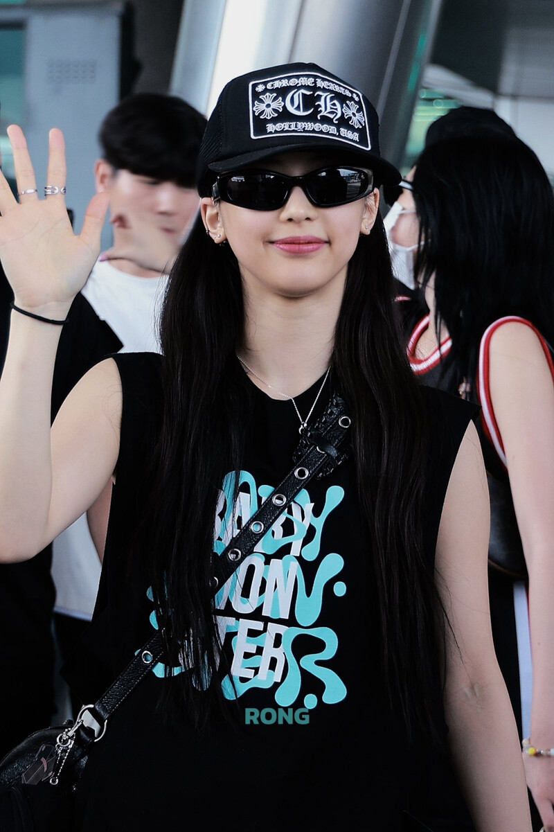 240801 BABYMONSTER Ruka at Airport documents 2