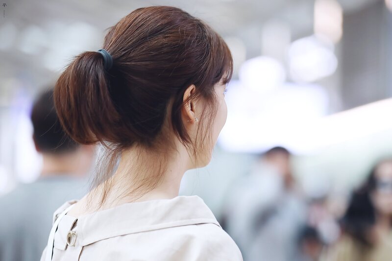 180430 Girls' Generation Seohyun at Incheon Airport documents 14