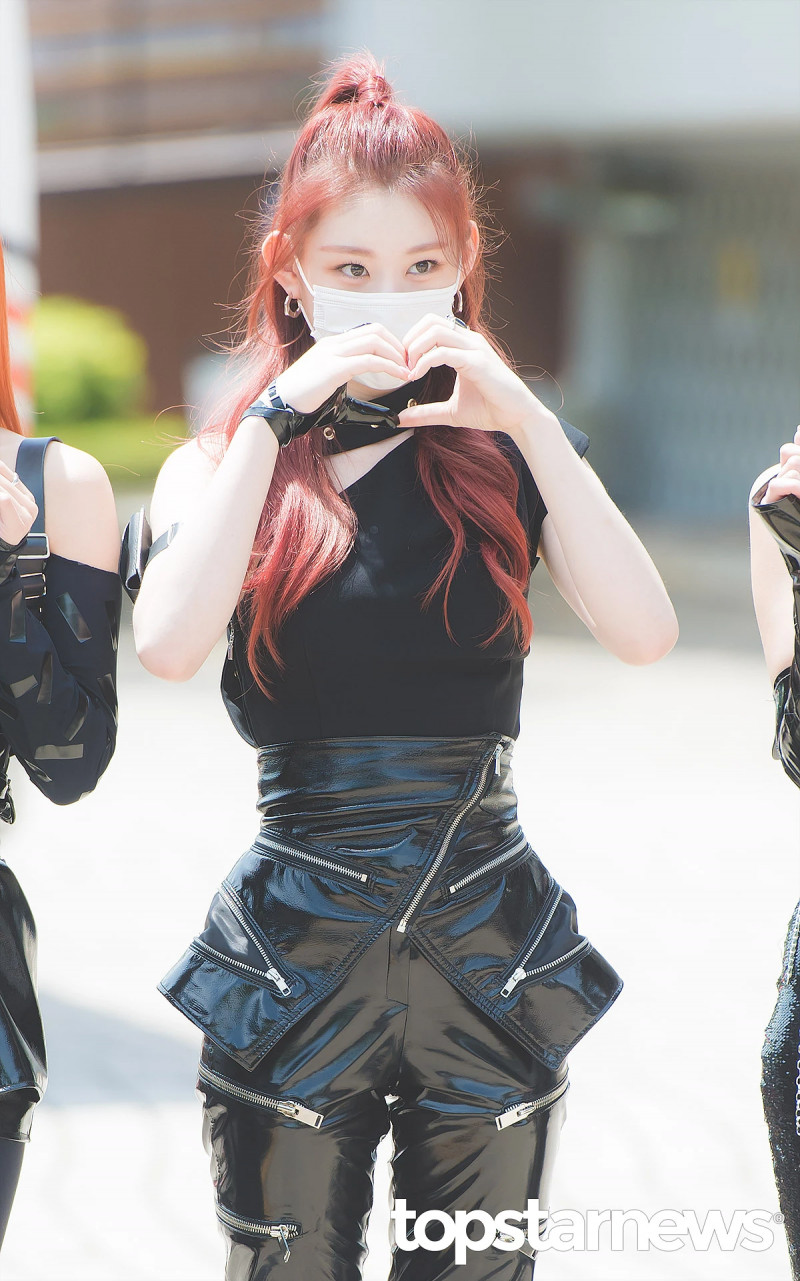 210512 ITZY Chaeryeong - On the way to Show Champion documents 7