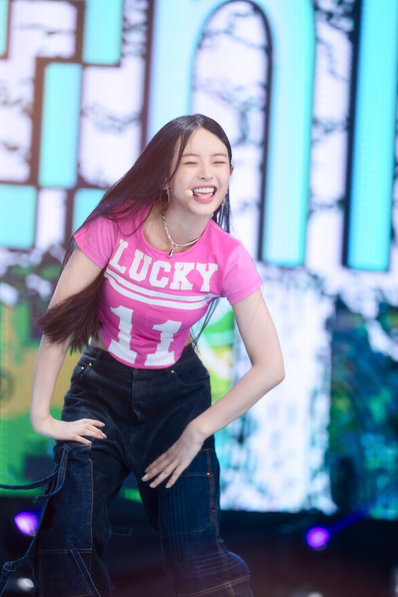 220807 NewJeans Hanni 'Attention' at Inkigayo documents 9