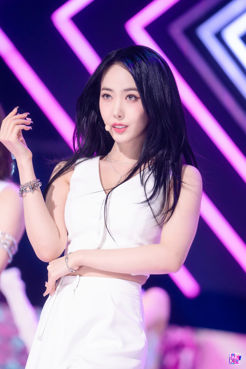 230212 VIVIZ Sinb 'PULL UP' at Inkigayo documents 1