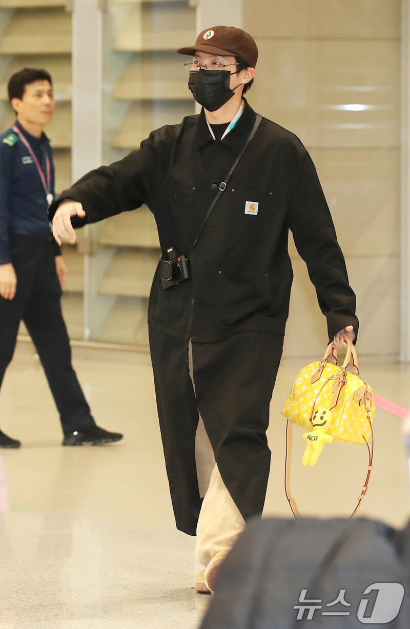 241121 J-HOPE at Incheon International Airport documents 4