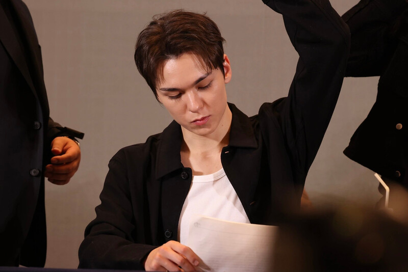 241229 SEVENTEEN Vernon - Yiziyhu Fansign Event in Shanghai documents 18