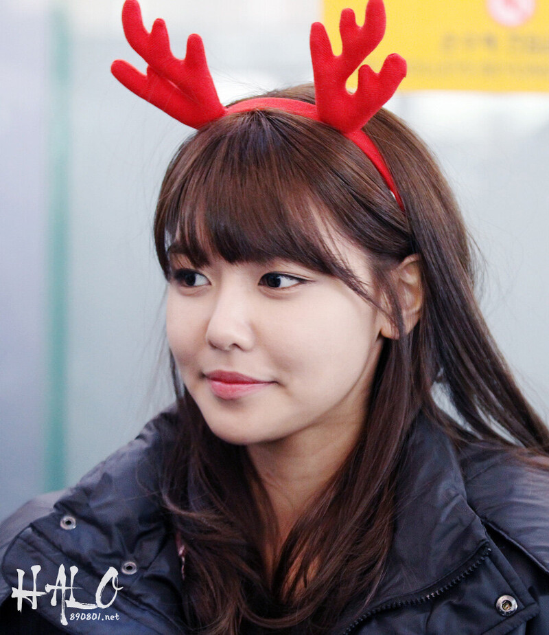 121224 Girls' Generation Sooyoung at Incheon Airport documents 2