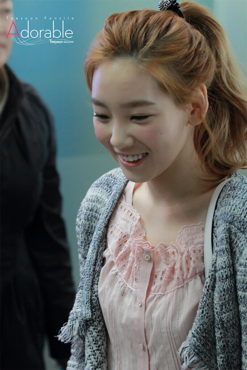 130329 Girls' Generation Taeyeon at Incheon Airport documents 2