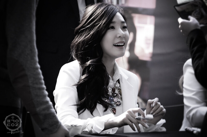 140314 Girls' Generation Tiffany at Mr. Mr. fansign documents 1