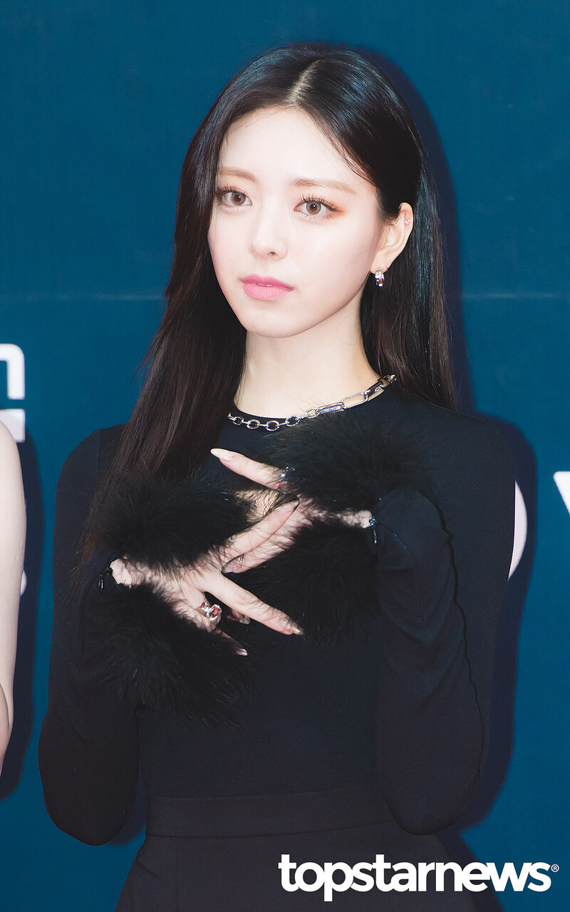 211211 ITZY Yuna at MAMA 2021 Red Carpet documents 10