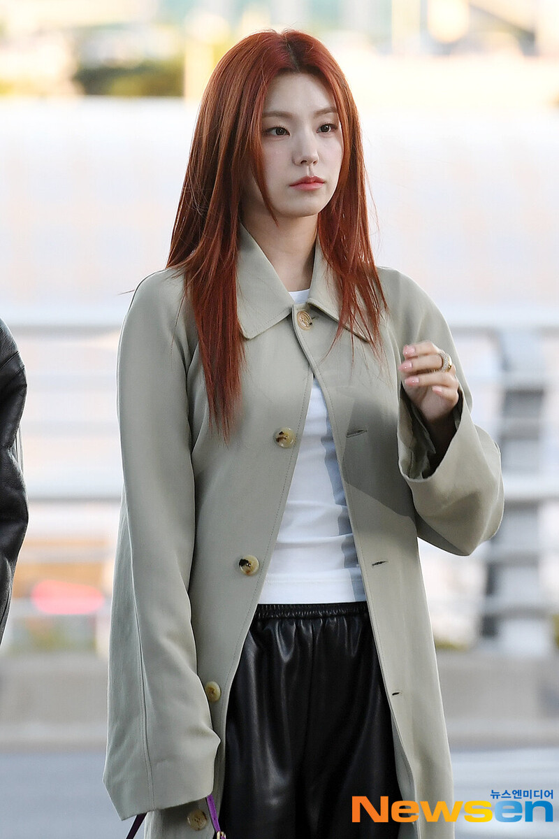 231021 ITZY Yeji at Incheon International Airport documents 1