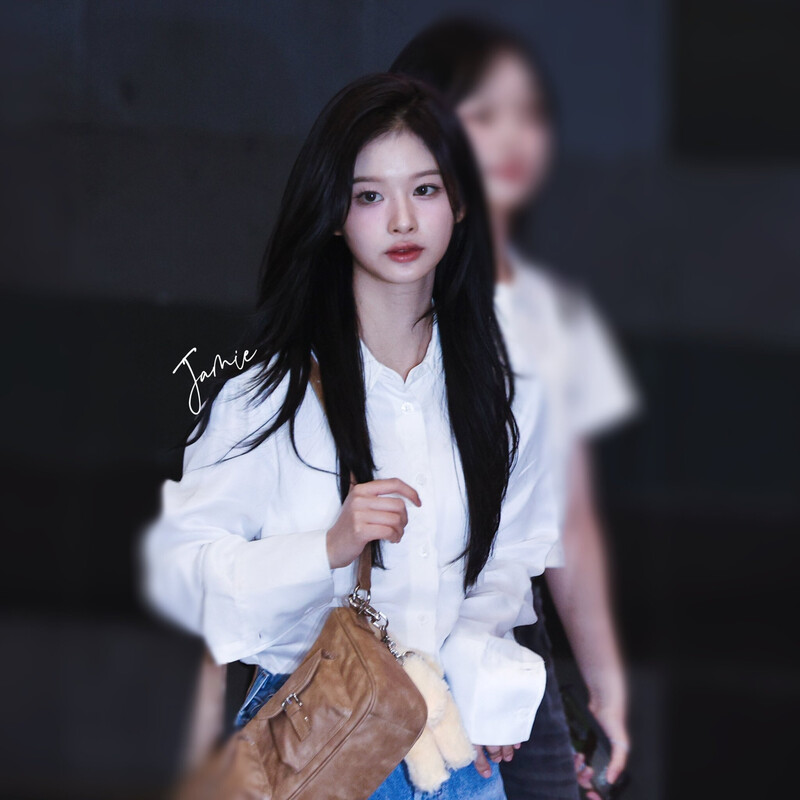 240628 NMIXX Sullyoon at Gimpo International Airport documents 11