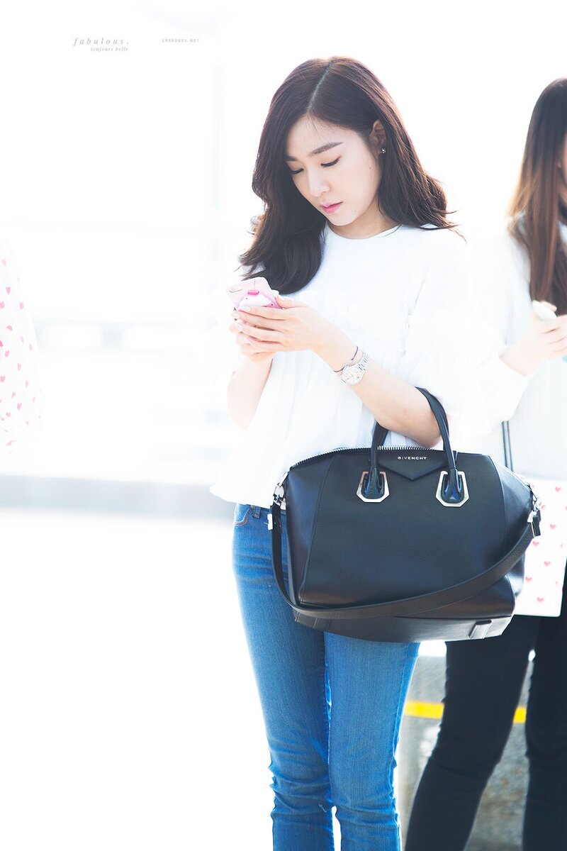150806 Girls' Generation Tiffany at Incheon Airport documents 1