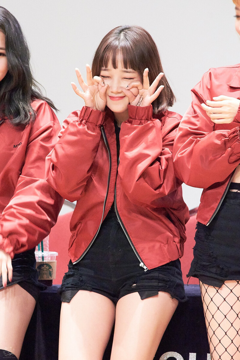 181021 Weki Meki Yoojung at 'KISS, KICKS' Youngdeungpo Fansign documents 2