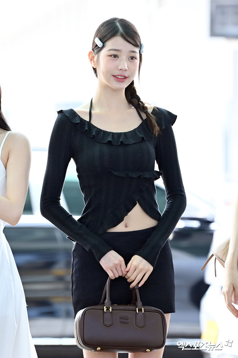 240823 IVE Wonyoung at Incheon International Airport documents 2