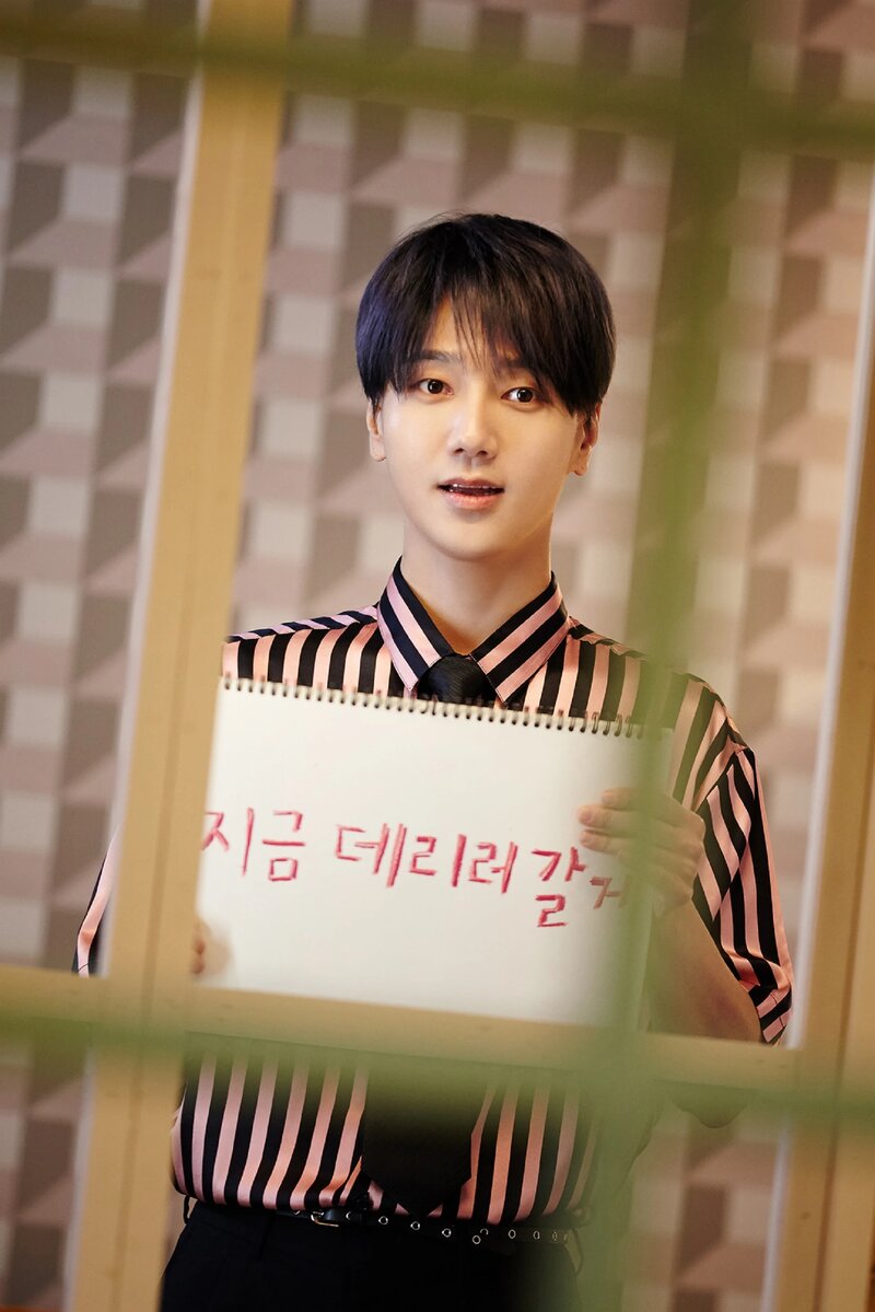 210504 SMTOWN Naver Update - Yesung's "Beautiful Night" M/V Behind documents 5