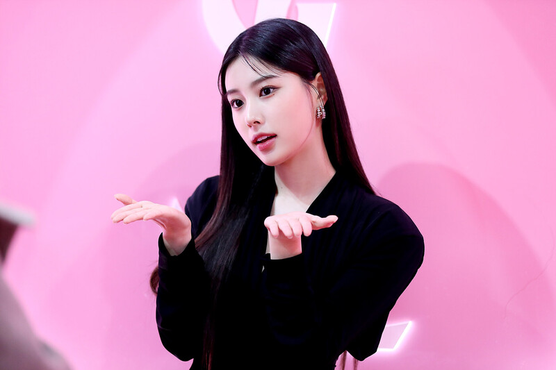 220212 8D Naver Post - Kang Hyewon - YSL Event Behind documents 4