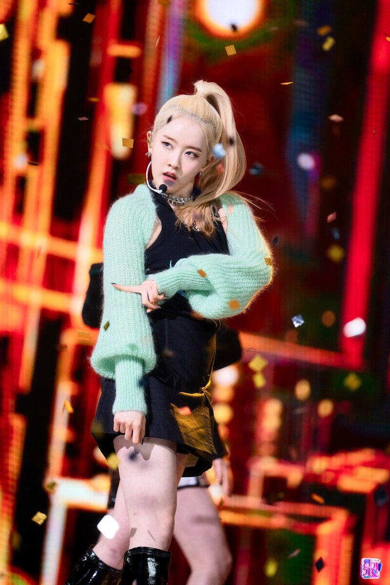 220306 STAYC Sieun - 'RUN2U' at Inkigayo documents 11