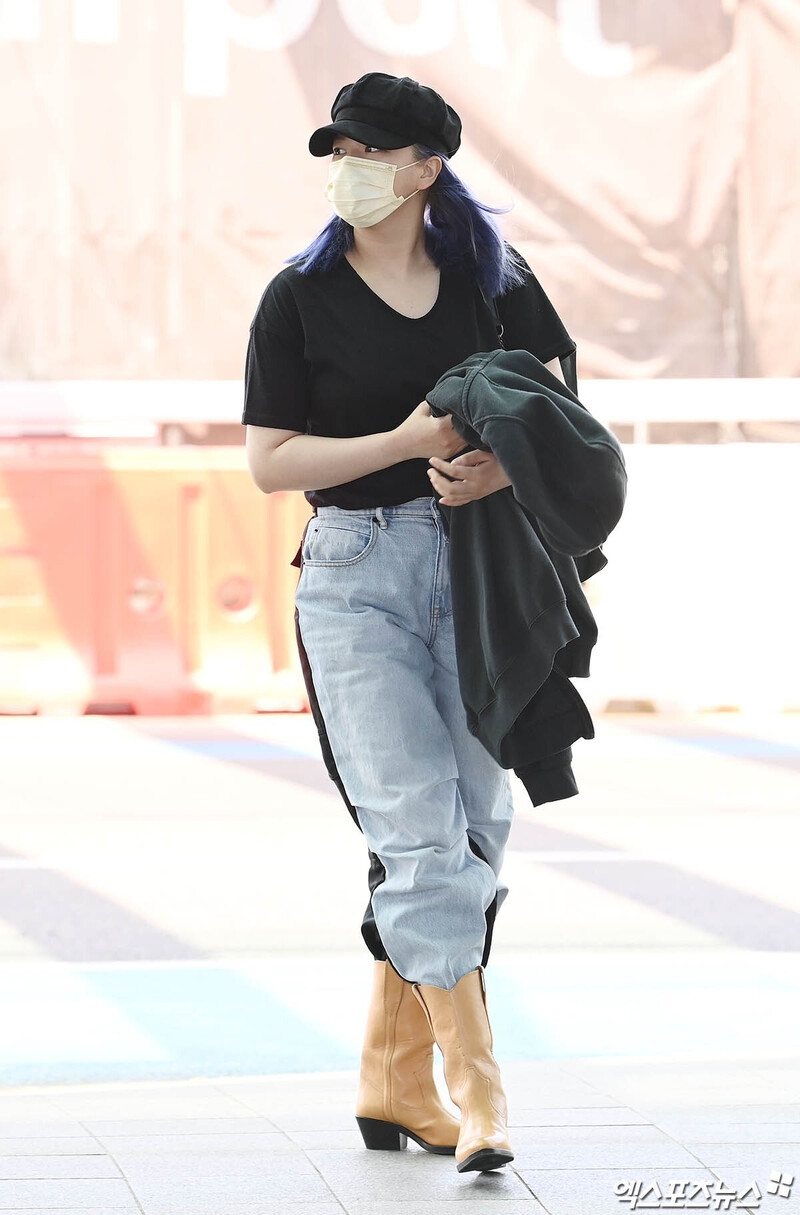 220512 TWICE Jeongyeon at Incheon International Airport for TWICE III in LA documents 1