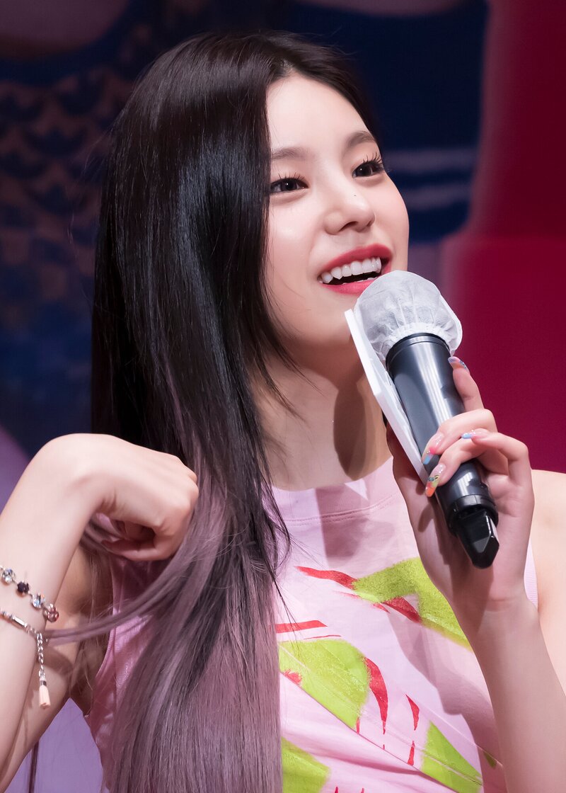 220723 ITZY Yeji - Fansign Event | kpopping