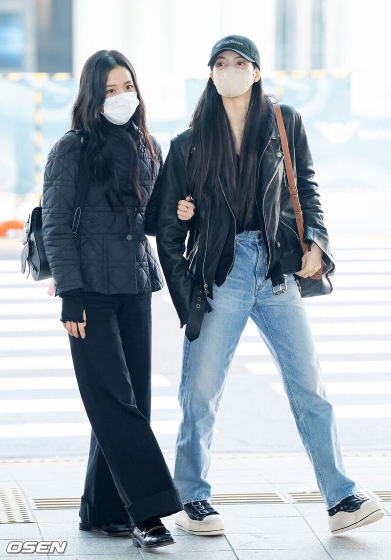 221021 BLACKPINK at the Incheon International Airport documents 3