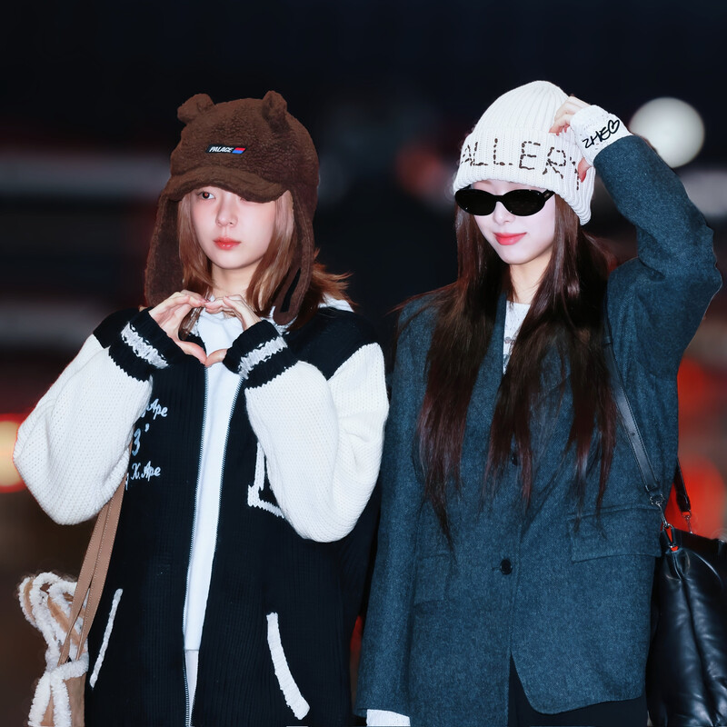 241227 ITZY Lia and Yuna at Incheon International Airport documents 2