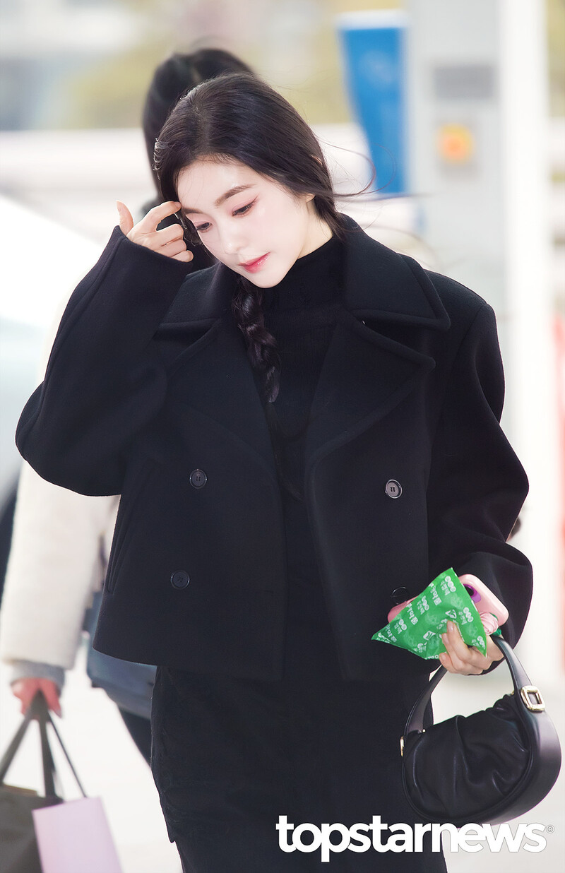 250106 Red Velvet Irene at Inceon Airport documents 2