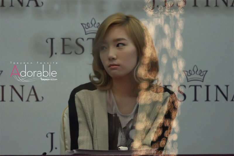 111204 Girls' Generation Taeyeon at J.ESTINA Fansign documents 3