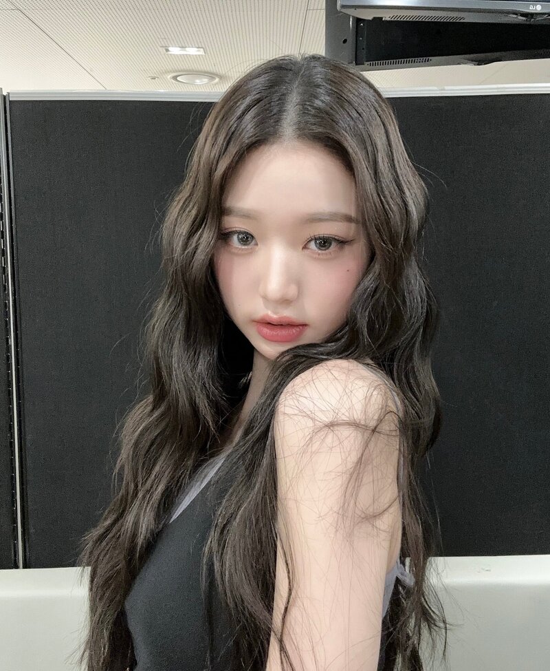 230427 IVE Twitter Update - Wonyoung | kpopping