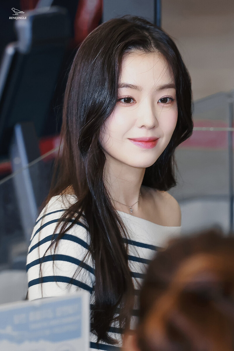 230502 Red Velvet Irene at Gimpo Airport documents 3