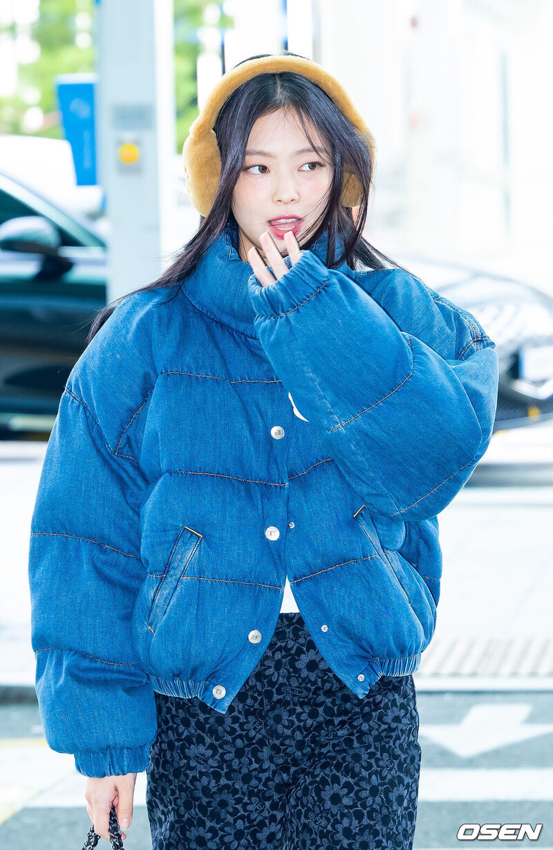 241110 JENNIE at Incheon Airport documents 1