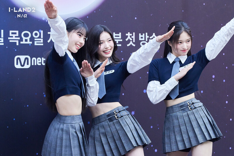 I-LAND2 'MINI PHOTOWALL' Behind Photo - Koko, Jeong Saebi & Oh Yuna documents 2