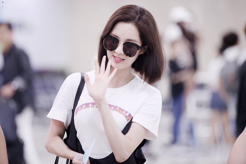 170717 Girls' Generation Seohyun at Gimpo Airport documents 1