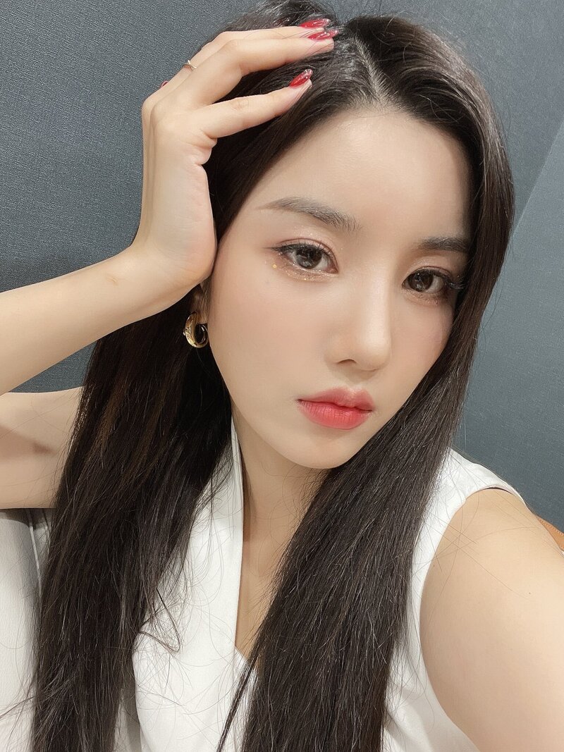 210902 Eunbi Twitter Update | kpopping
