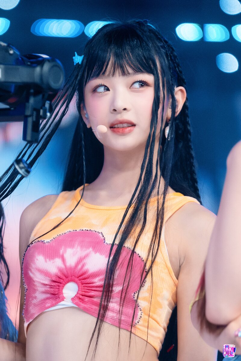 220821 NewJeans Hanni - 'Attention' at Inkigayo documents 6