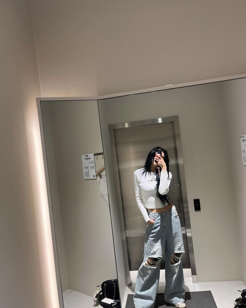 240518 EVERGLOW Aisha Instagram Update documents 3