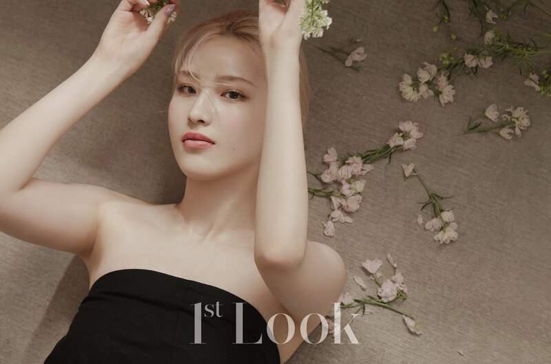 Weeekly for 1st Look magazine Vol. 222 documents 3