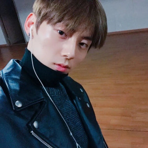  minhyun with earphones in black jacket
