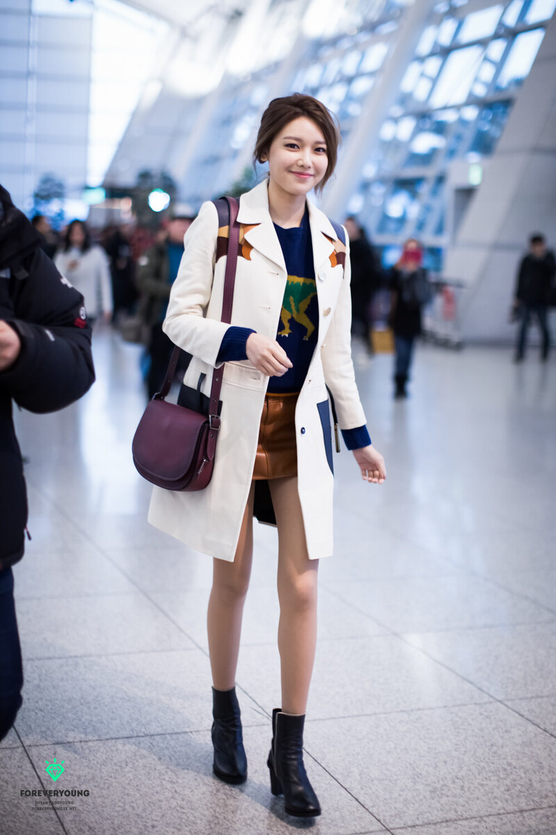 160215 Girls' Generation Sooyoung at Incheon Airport documents 2