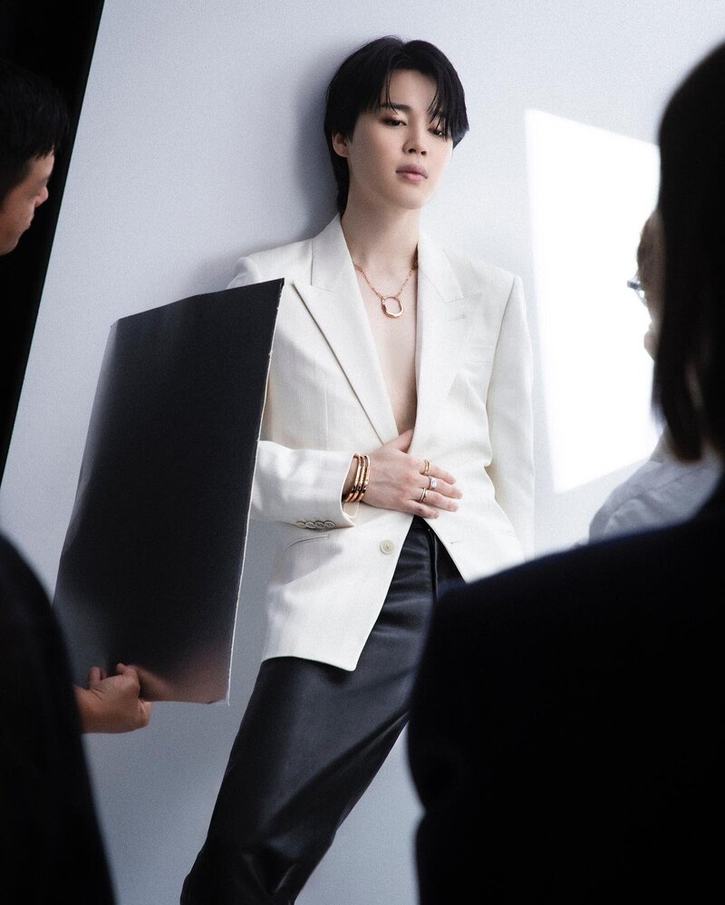 230804 Elle Singapore Update - BTS Jimin - Tiffany & Co. ‘Lock Collection’ Behind documents 1