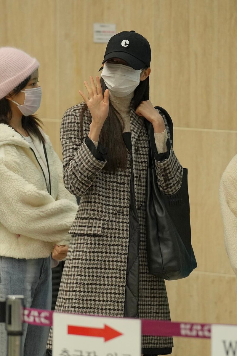 231110 IVE's WONYOUNG at Gimpo International Airport documents 2