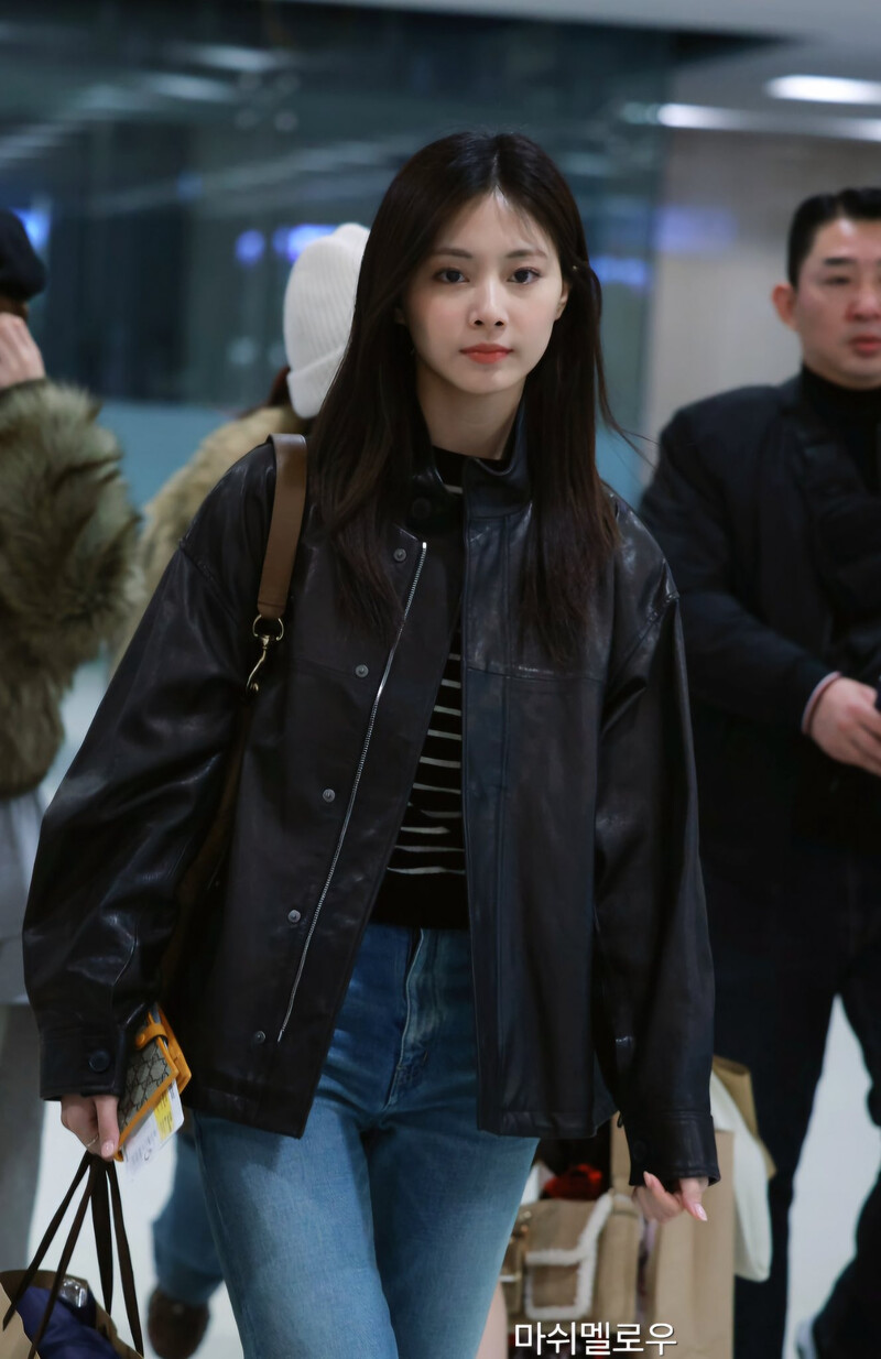 241228 TWICE Tzuyu at Gimpo International Airport documents 4