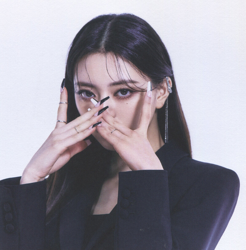 ITZY 'CHECKMATE' Album Scans (Yuna ver.) | kpopping