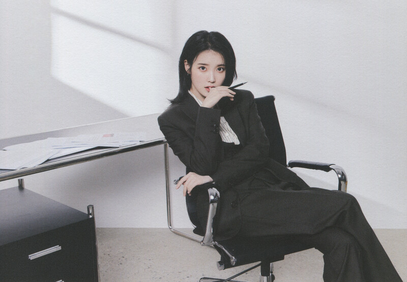 IU - 5th Official ‘UAENA’ Fanclub Kit [SCANS] documents 1