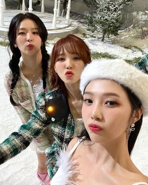221226 Red Velvet Joy Instagram Update with Seulgi, Wendy & aespa Giselle, Ningning