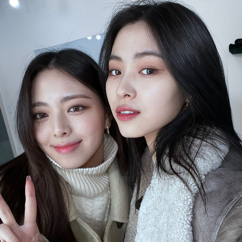 220408 ITZY Instagram Update - Ryujin & Yuna documents 3