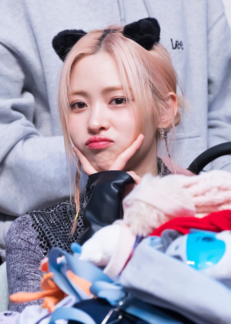240121 ITZY Ryujin at Withmuu Fansign Event documents 4