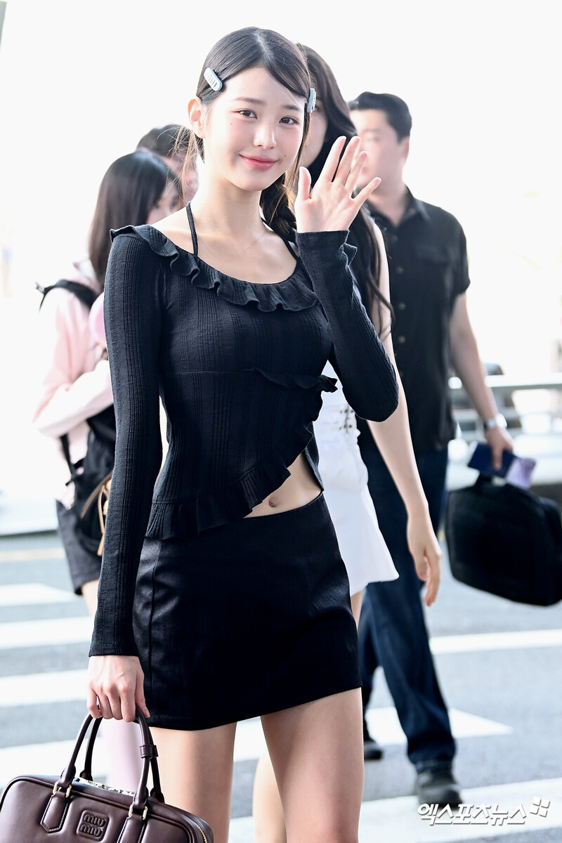 240823 IVE Wonyoung at Incheon International Airport documents 6