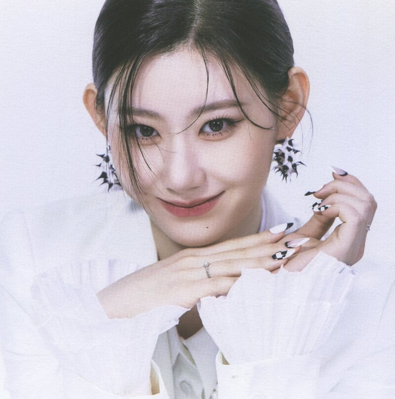 ITZY 'CHECKMATE' Album Scans (Chaeryeong ver.) documents 23