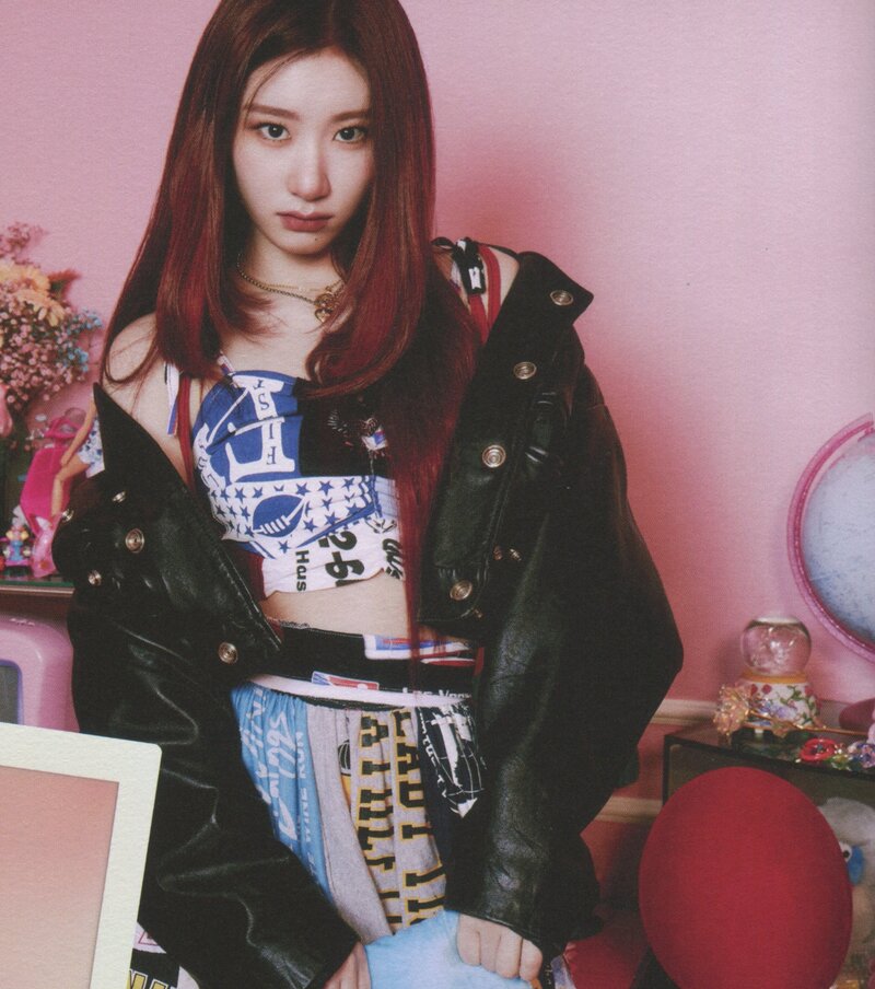 ITZY 'Crazy In Love' Album Scans documents 10
